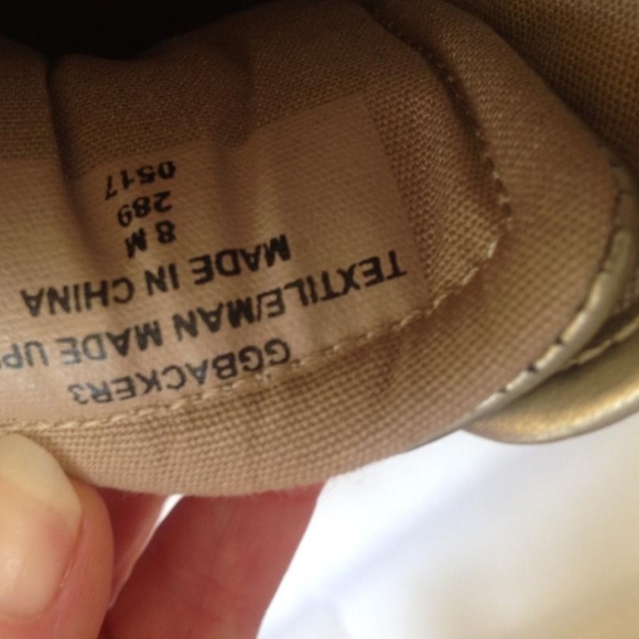 💲SALE💲 Host Pick!!  Guess Gold Quilted Lace Up Backer Sneakers Sz 8.5 - Picture 7 of 8